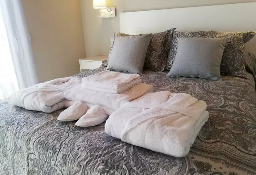 Aamiaismajoitus (B&B) Nueva Suite Jacuzzi Relax Beach & Mountain