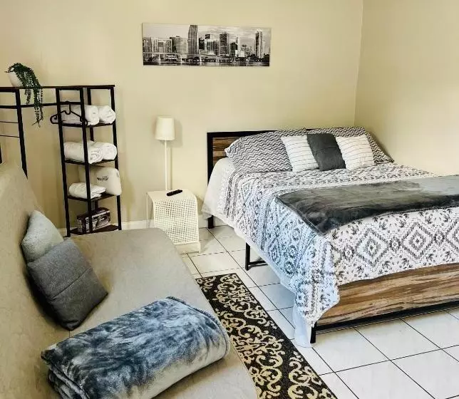 پانسیون Lovely & Modern Room In Miami