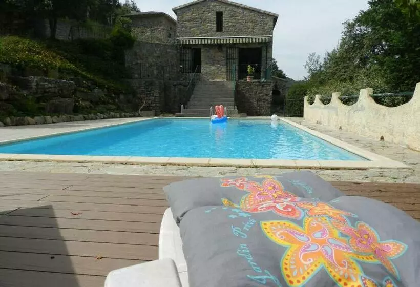 Aamiaismajoitus (B&B) Chambre Cévennes: Piscine, Lamas, Rivière