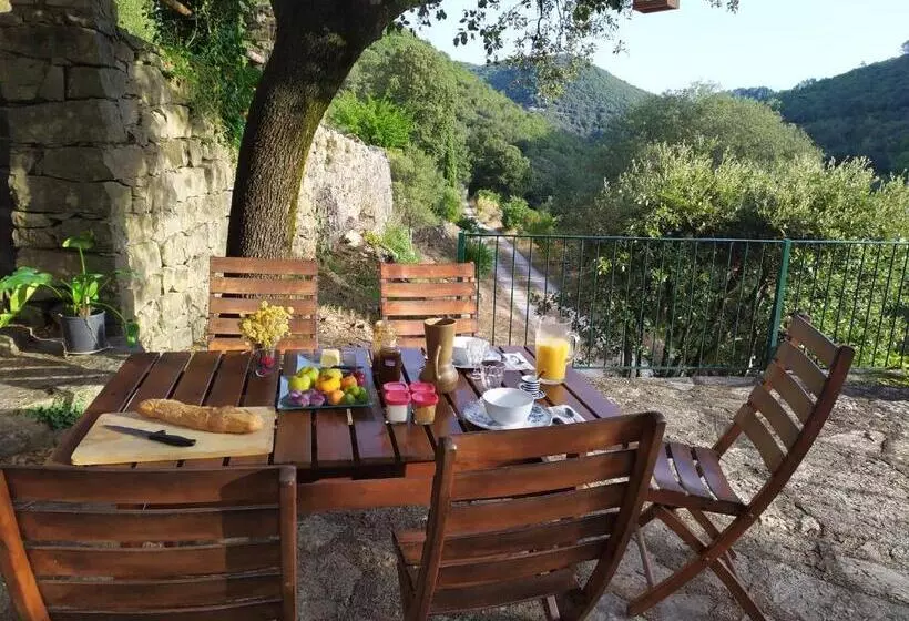 Aamiaismajoitus (B&B) Chambre Cévennes: Piscine, Lamas, Rivière
