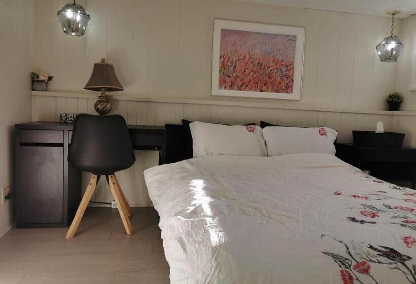 پانسیون John S House In Vancouver West