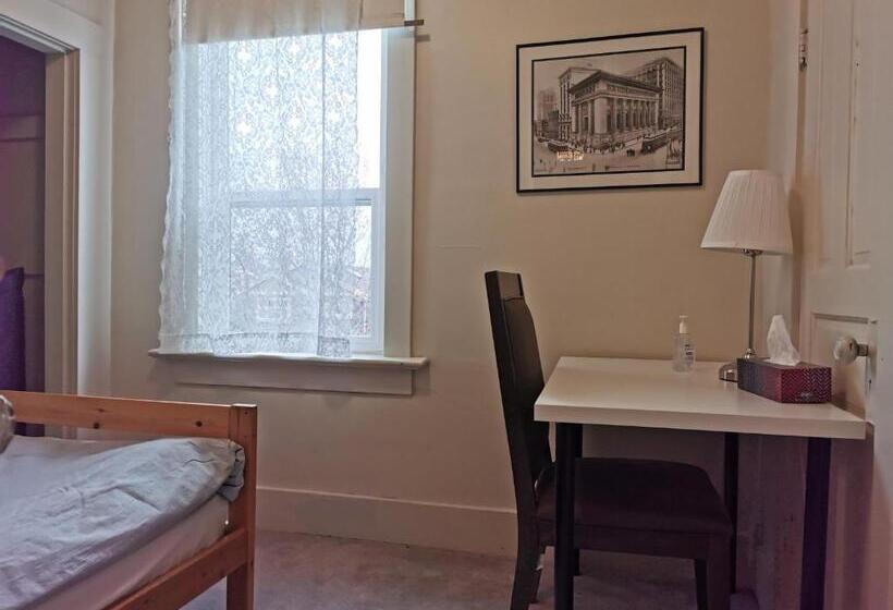 پانسیون John S House In Vancouver West