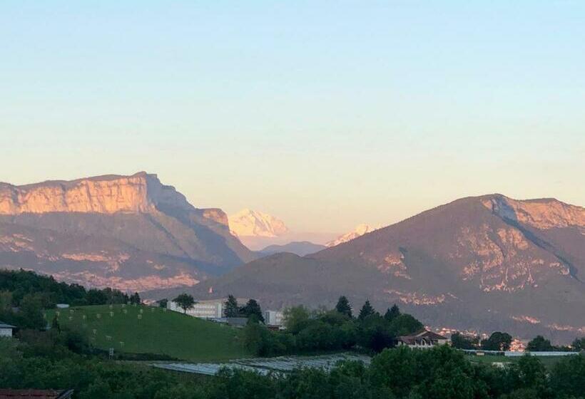 Bed and Breakfast Falhappy House