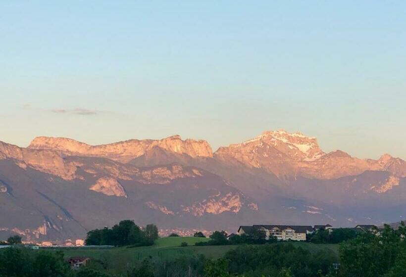 Bed and Breakfast Falhappy House