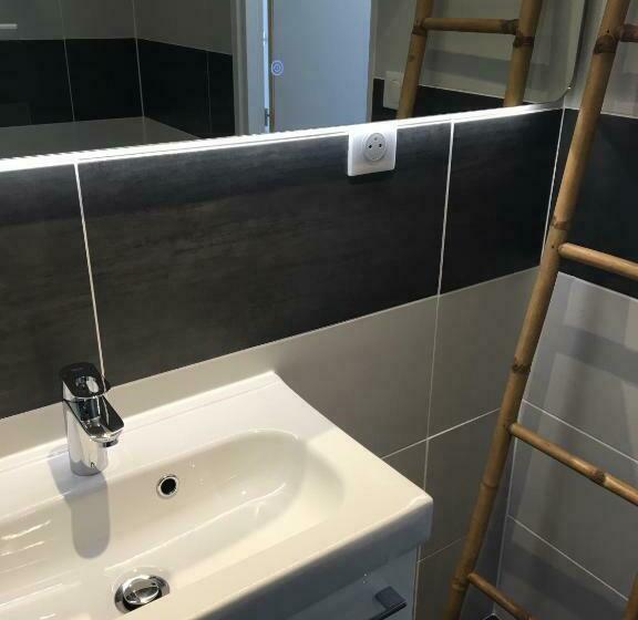 Bed and Breakfast Falhappy House