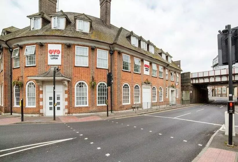 בית מלון כפרי OYO London Luton