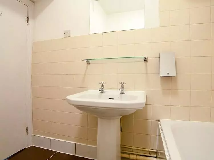 בית מלון כפרי OYO London Luton