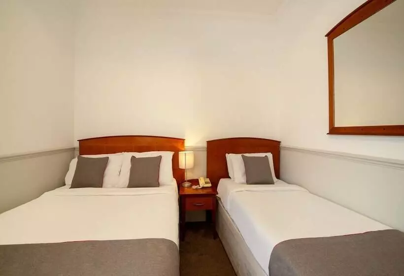 בית מלון כפרי OYO London Luton