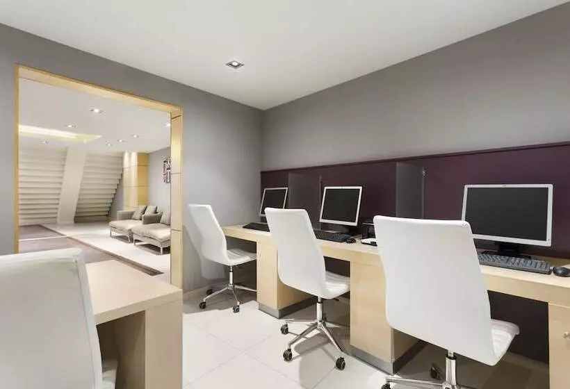 Hotel Ramada By Wyndham Pitesti