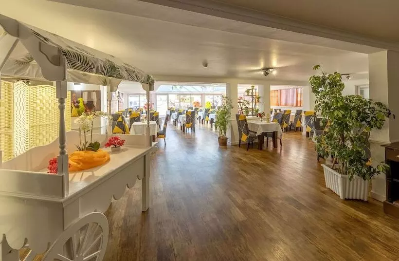 Отель Saints Bay