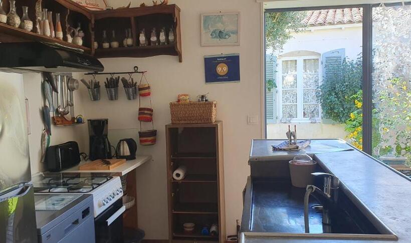 Aamiaismajoitus (B&B) La Passerose 3 Pièces Avec Jardin Au Calme,à 300m De La Plage