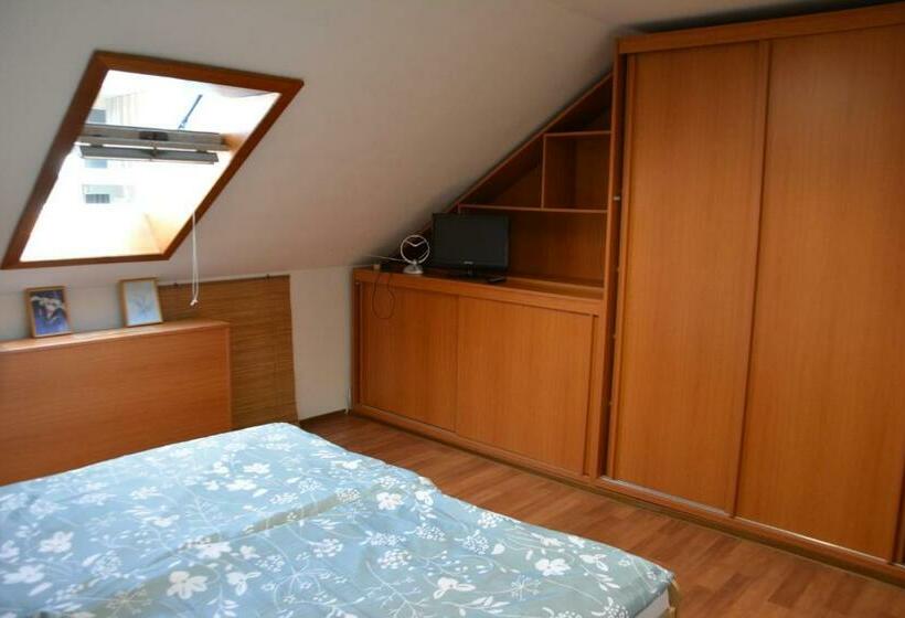 Pensão Nerudova Six