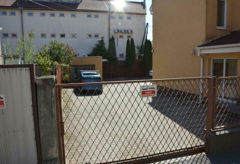 Pensão Nerudova Six