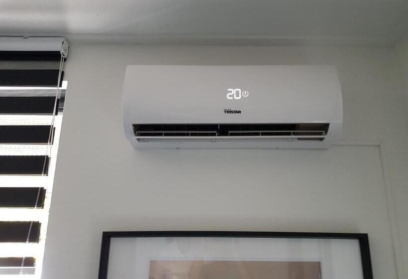 Pensió Elvis Presley Private Studio With Kitchen And Airconditioning