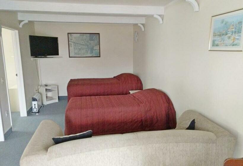 فندق صغير The Cave Motel