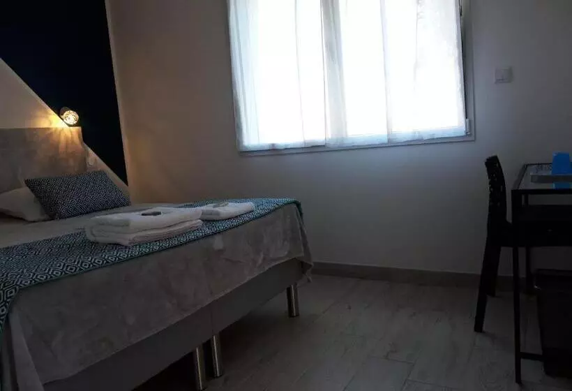 ベッドアンドブレックファースト Chez Les J Folais   3 Kms Puy Dufou   Les Epesses