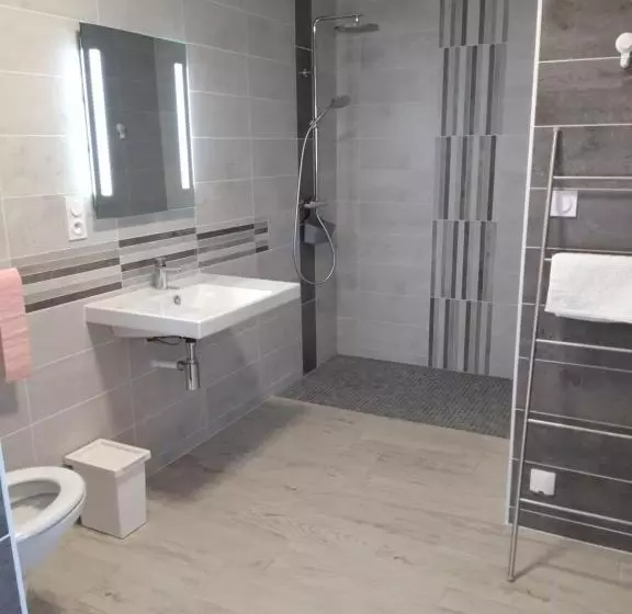 ベッドアンドブレックファースト Chez Les J Folais   3 Kms Puy Dufou   Les Epesses