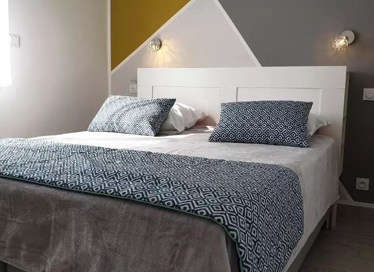 ベッドアンドブレックファースト Chez Les J Folais   3 Kms Puy Dufou   Les Epesses