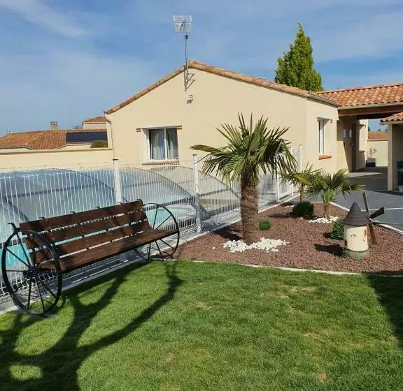 ベッドアンドブレックファースト Chez Les J Folais   3 Kms Puy Dufou   Les Epesses