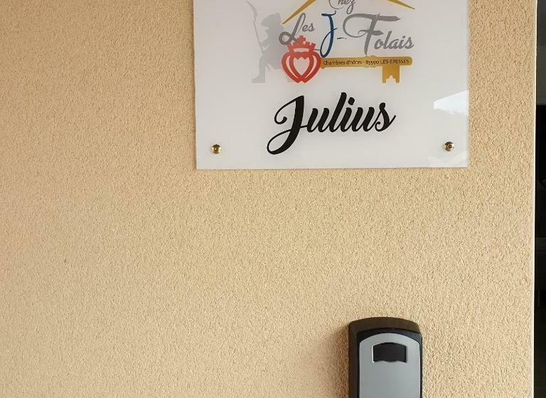 ベッドアンドブレックファースト Chez Les J Folais   3 Kms Puy Dufou   Les Epesses