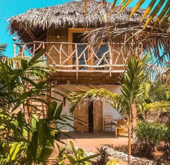 هتل Mandala Tribe Treehouses