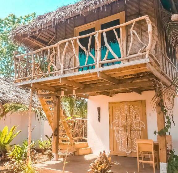 هتل Mandala Tribe Treehouses