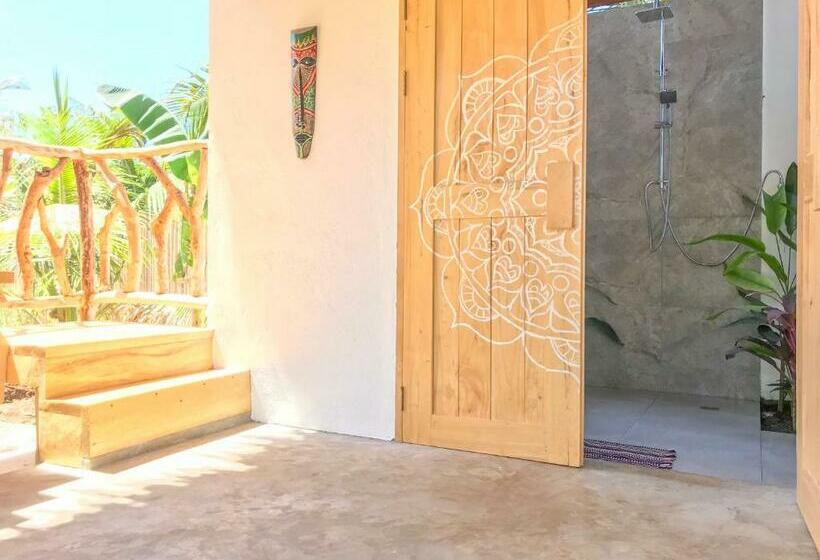 هتل Mandala Tribe Treehouses