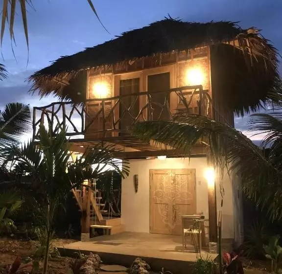 هتل Mandala Tribe Treehouses