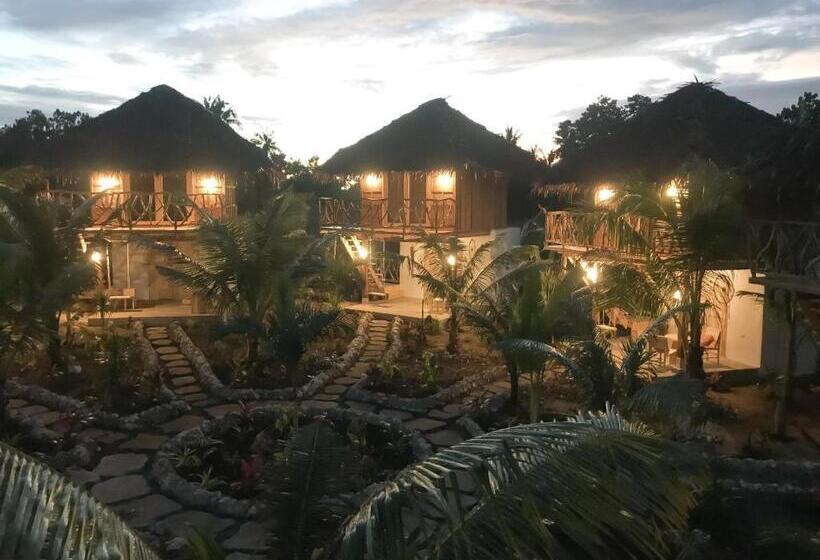 هتل Mandala Tribe Treehouses