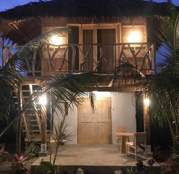 هتل Mandala Tribe Treehouses