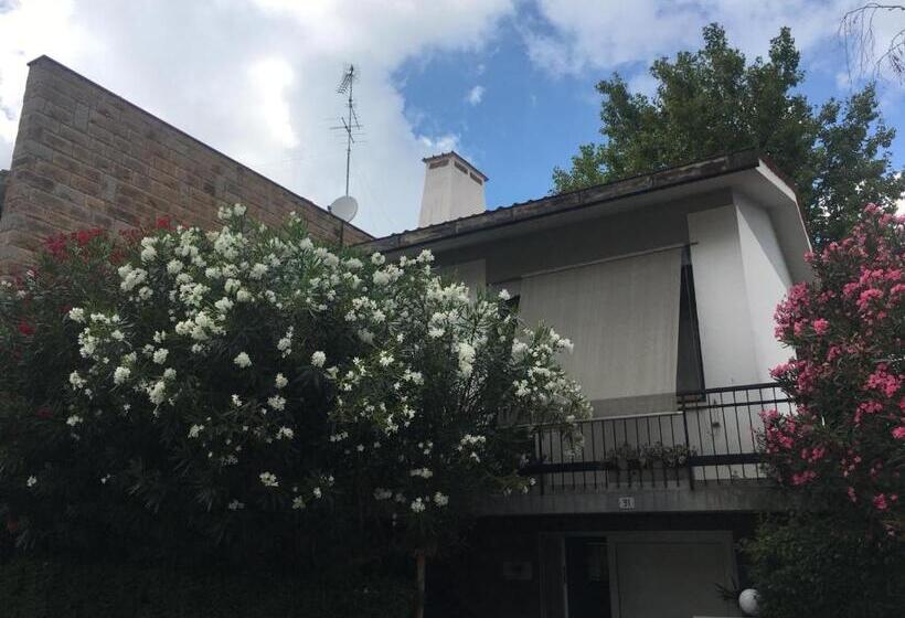 تختخواب و صبحانه Alla Rotonda Dai Santi