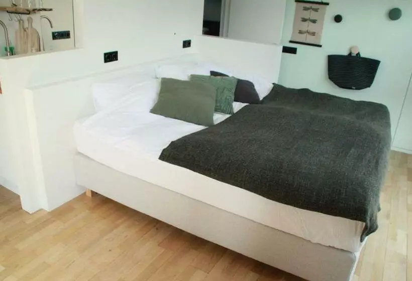 تختخواب و صبحانه Houseboat Studio Sooki