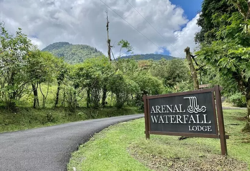 فندق Arenal Waterfall Lodge