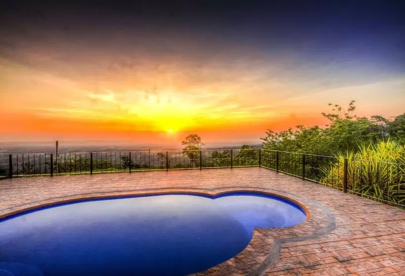 فندق Arenal Waterfall Lodge