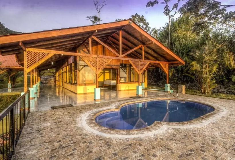 فندق Arenal Waterfall Lodge