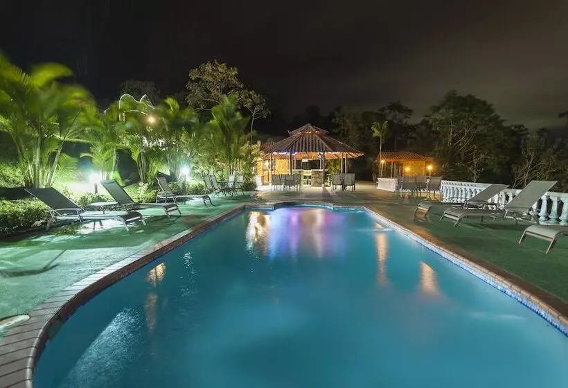 فندق Arenal Waterfall Lodge