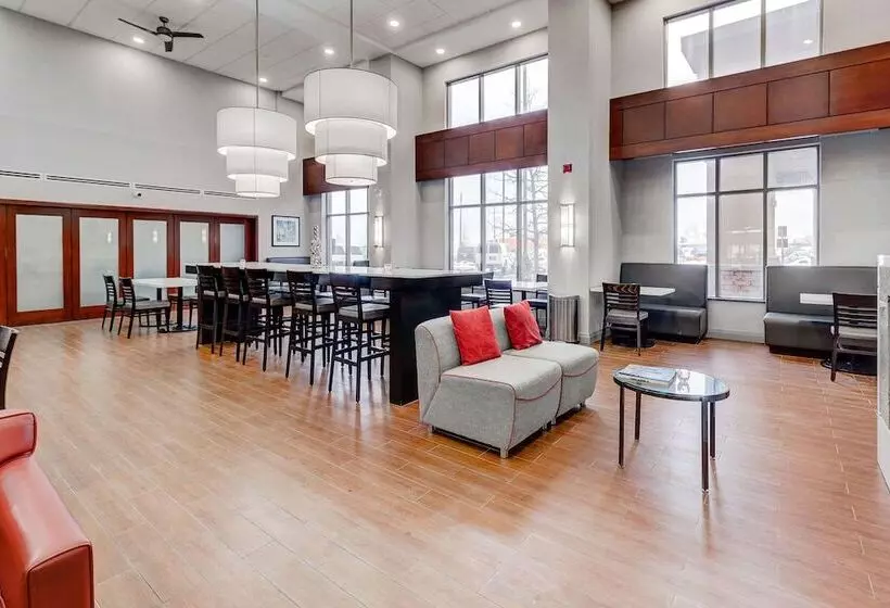 酒店 Hampton Inn & Suites By Hilton Brantford Conference Centre