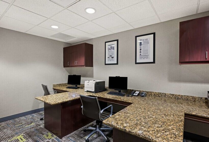 Отель Hampton Inn & Suites Poughkeepsie