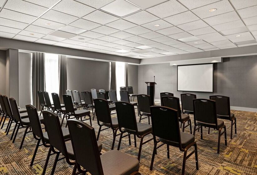 Отель Hampton Inn & Suites Poughkeepsie
