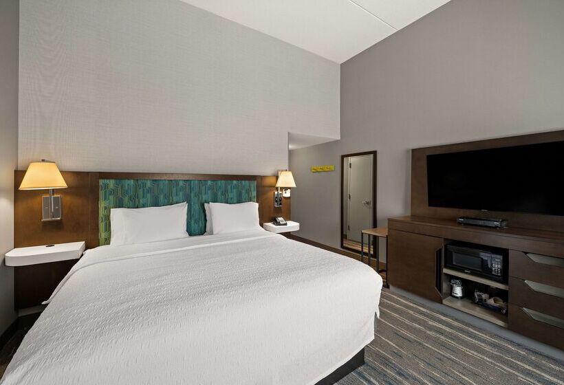 Отель Hampton Inn & Suites Poughkeepsie