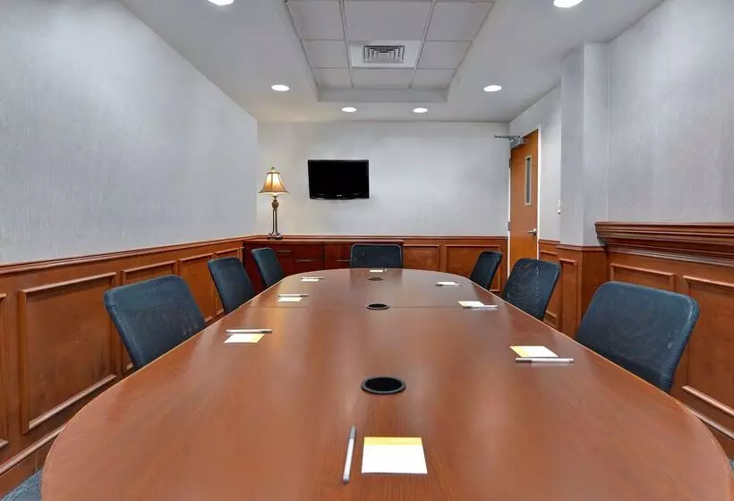 Отель Hampton Suites Birmingham Hoover