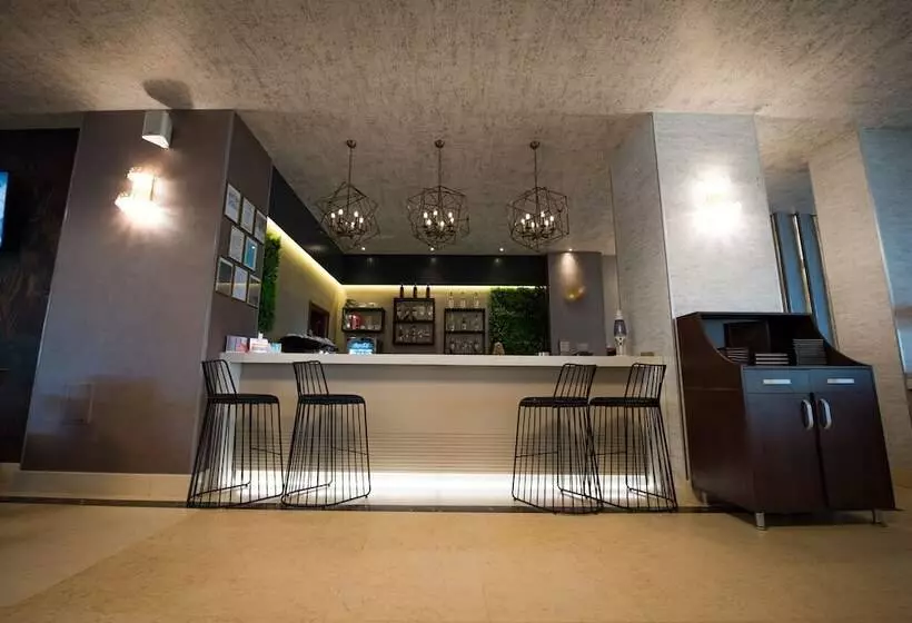 בית מלון כפרי Malibu Mamaia