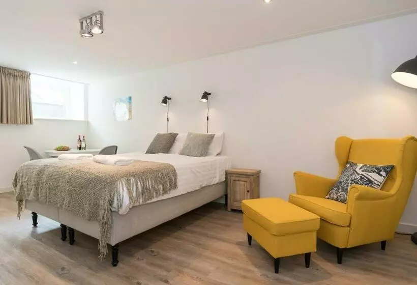 Aamiaismajoitus (B&B) Nassau Canal Suites