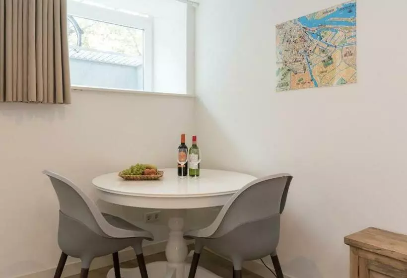 Aamiaismajoitus (B&B) Nassau Canal Suites