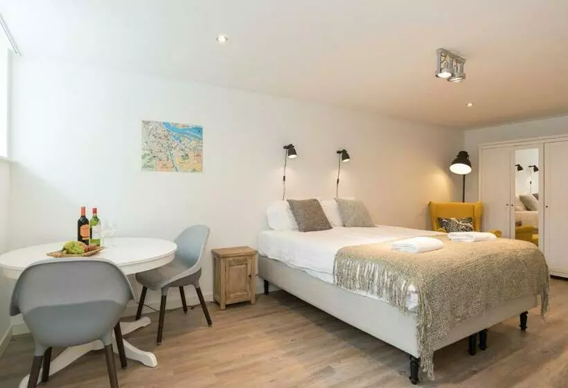 Aamiaismajoitus (B&B) Nassau Canal Suites