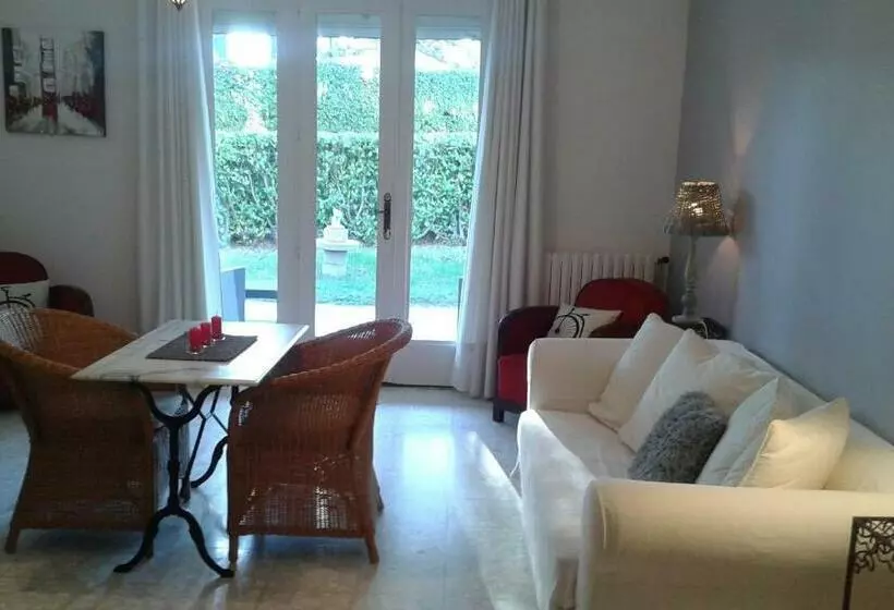 Aamiaismajoitus (B&B) Domaine De Lazuel