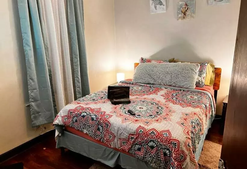 پانسیون Clean, Spacious, Inexpensive Queen Br