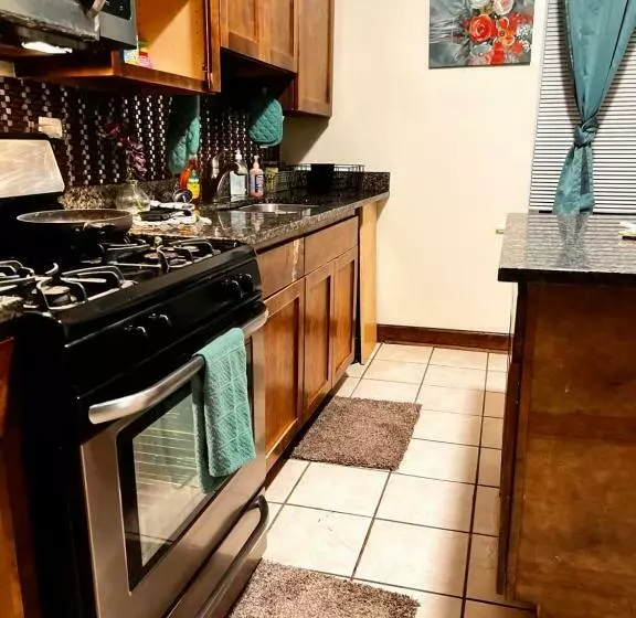 پانسیون Clean, Spacious, Inexpensive Queen Br