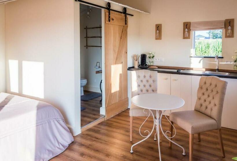ベッドアンドブレックファースト La Vie En Rose   A Fully Equipped Pet Friendly Contactless House With Fenced Garden Between The Fiel