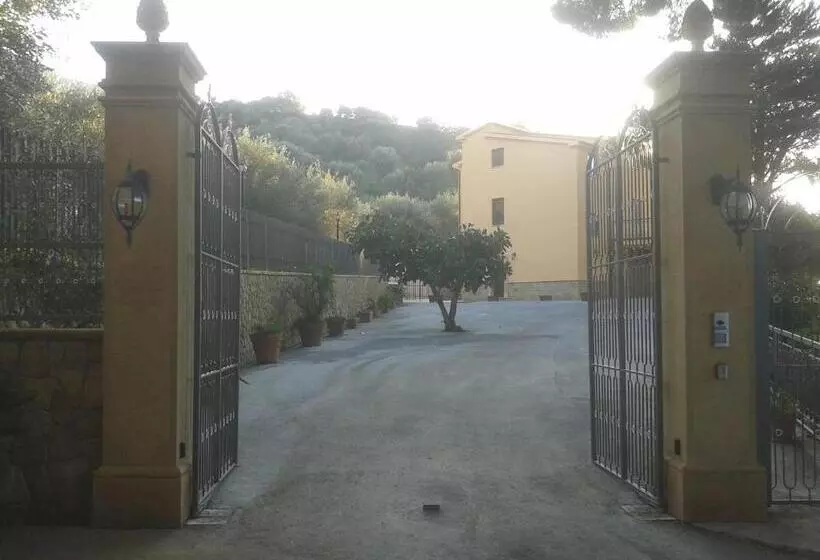 هتل Villa Tiberio